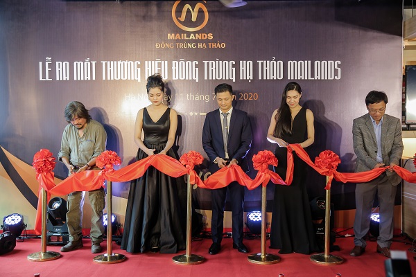 Lễ cắt băng ra mắt thương hiệu