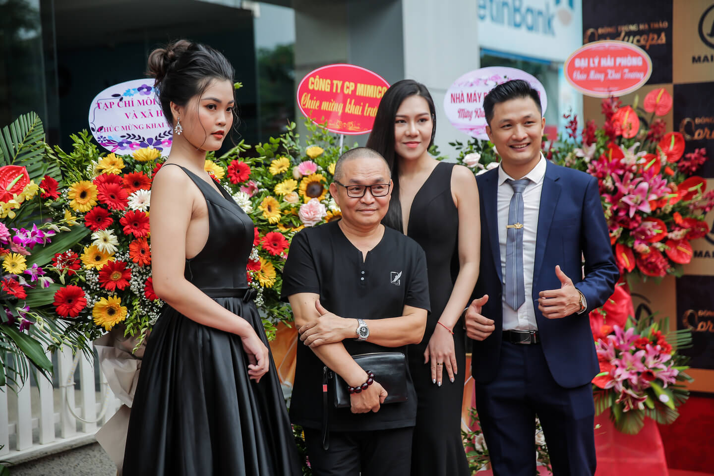 Nghệ sĩ Xuân Hinh và các hoa khôi, á khôi tham gia lễ ra mắt thương hiệu đông trùng hạ thảo Mailands
