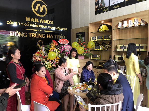 Khách hàng tại cửa hàng đông trùng hạ thảo của Mailands tại Thanh Hóa.