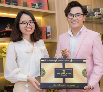 MC Đại Nghĩa đến thăm quan showroom của Mailands