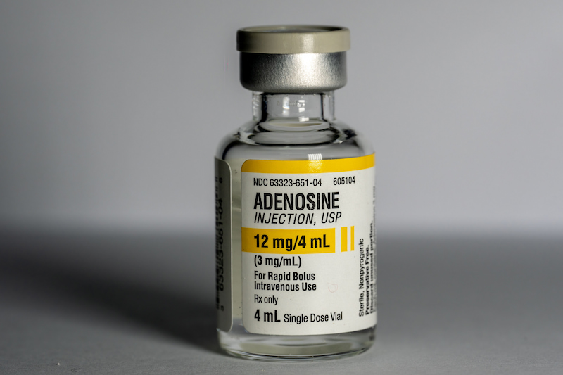 Một lọ thuốc Adenosine dạng tiêm điều trị rối loạn nhịp tim.