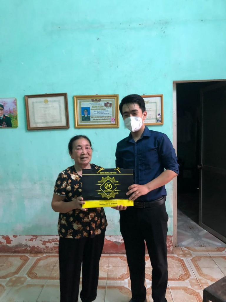 Đông trùng hạ thảo Mailadns tặng quà cô Giang tại Yên Bái