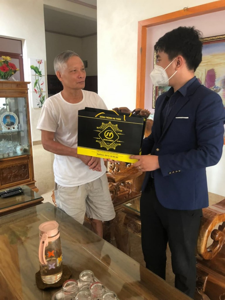 Đông trùng hạ thảo Mailadns tặng quà Bác Long - Cựu chiến binh tại Yên Bái