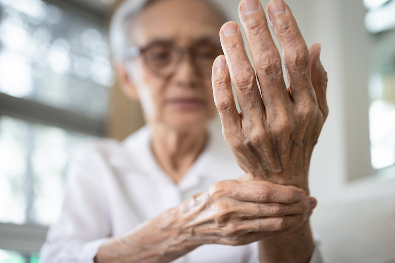 Bệnh nhân nữ lớn tuổi bị đau tê bàn ​​tay, tê đầu ngón tay, viêm khớp