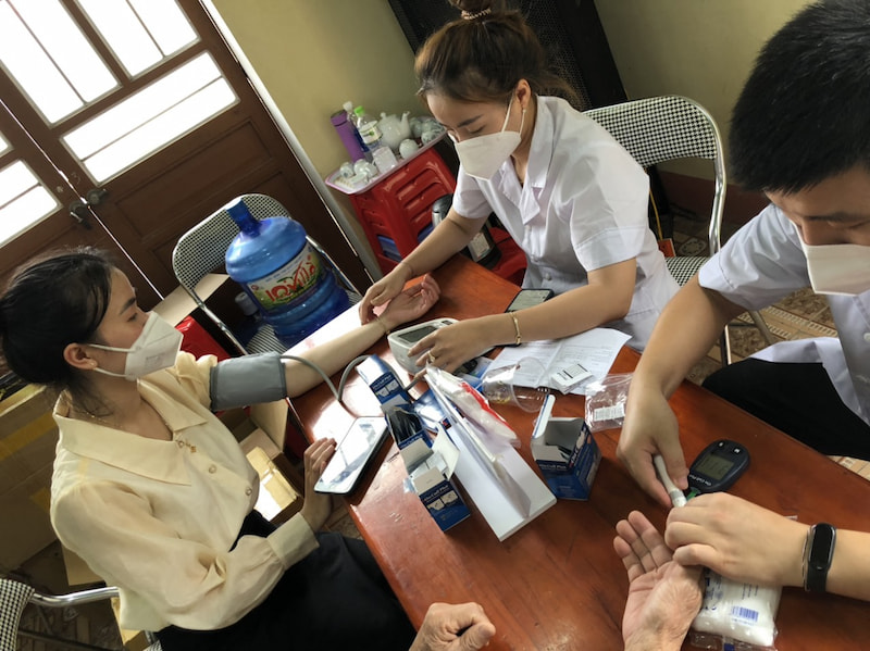 Khách mời được đo huyết áp và tiểu đường