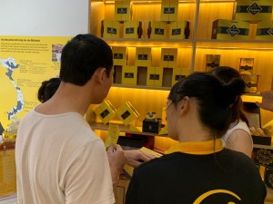 Nhân viên Mailands tư vấn khách hàng mua hàng tại showroom Bắc Ninh