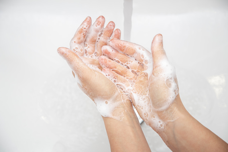 Rửa sạch tay với xà phòng khi thăm người bệnh
