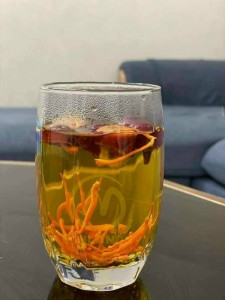 Pha trà đông trùng hạ thảo với táo đỏ