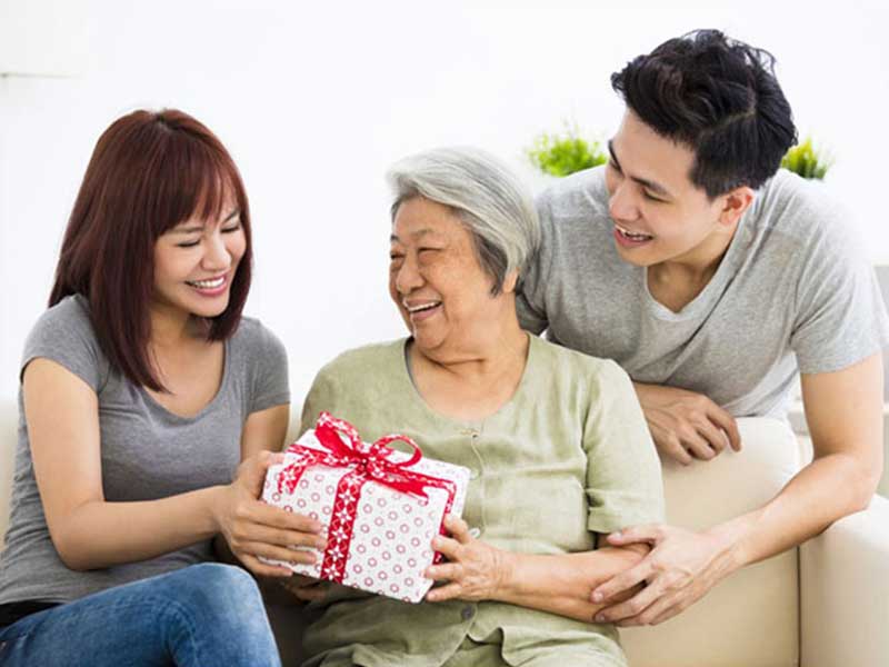 Khi tặng quà cho người lớn tuổi cần lưu ý gì