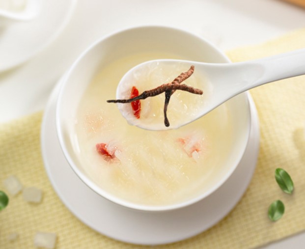 chưng yến với đông trùng hạ thảo và kỷ tử