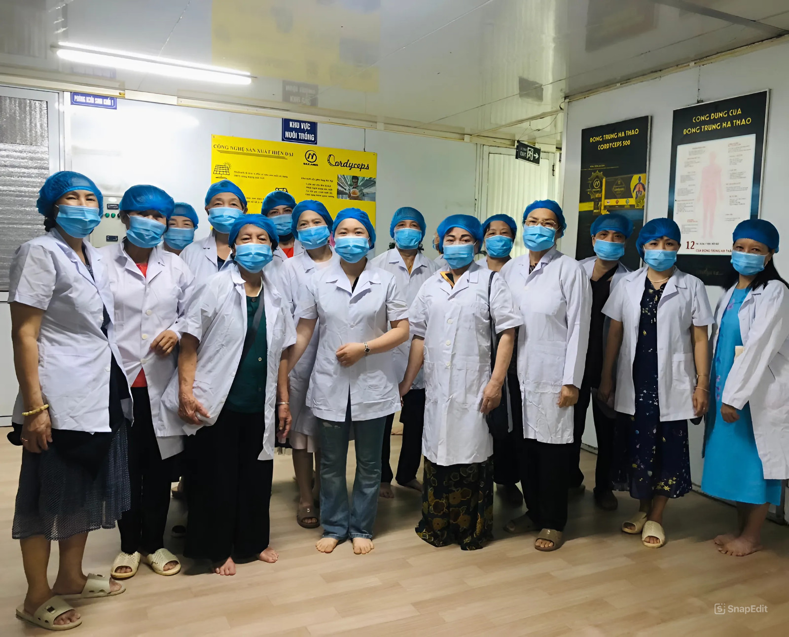 Khách hàng sẽ được mặc đồ bảo hộ trước khi vào thăm quan khu nuôi cấy